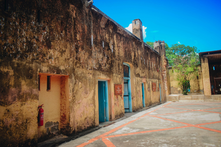Zanzibar: tour guidato dell'isola prigione con guida localeZanzibar: tour guidato dell'isola prigione con una guida locale