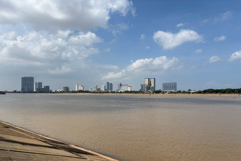 Phnom Penh: City Island Walking Tour, S21 & Killing Fields