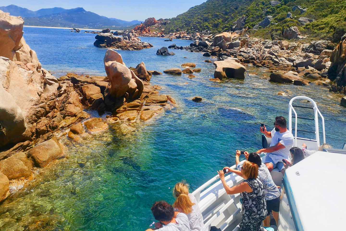 Tour in barca al tramonto lungo la costa riserva