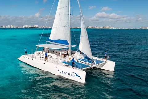 Cancun : Visite en catamaran de l'île Mujeres avec plongée en apnée et déjeuner