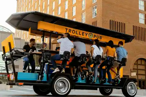 Austin: Trolley Pub Austin Private Group Tour