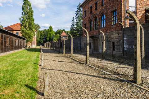 De Cracóvia: Auschwitz e Birkenau com guia de turismo e serviço de buscaTour em inglês a partir do ponto de encontro