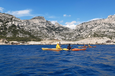 Marsylia: Wycieczka z przewodnikiem po Calanques Sea KajakingMarsylia: kajakarstwo morskie Calanques z przewodnikiem