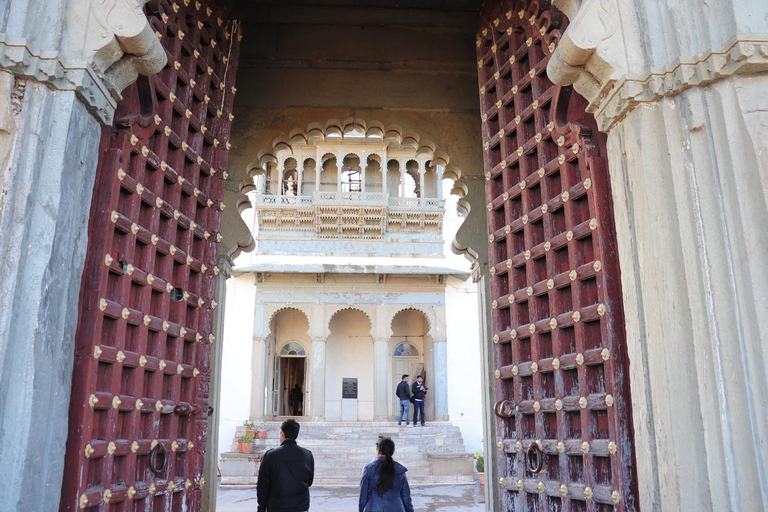 Transferts aller-retour Sajjangarh Monsoon Palace avec billets