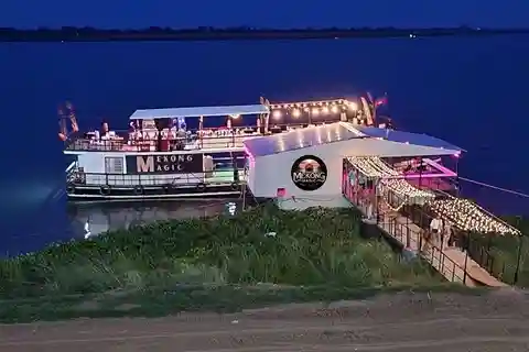 Phnom Penh: Cruzeiro ao pôr do sol com cervejas de fluxo livre e buffet de churrasco