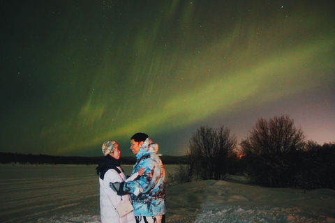 Recorrido fotográfico de la aurora boreal con barbacoaExcursión fotográfica de auroras boreales con barbacoa