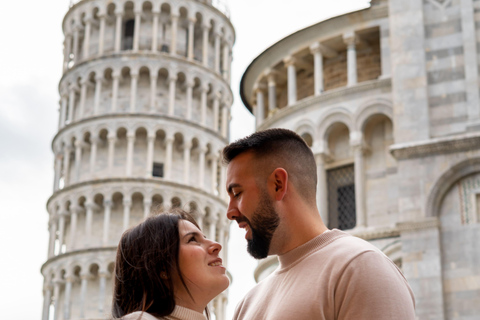 Pisa: Professional photo shoot between the Leaning Tower of Pisa and the historic city PLUS – 40 min | 30 photos