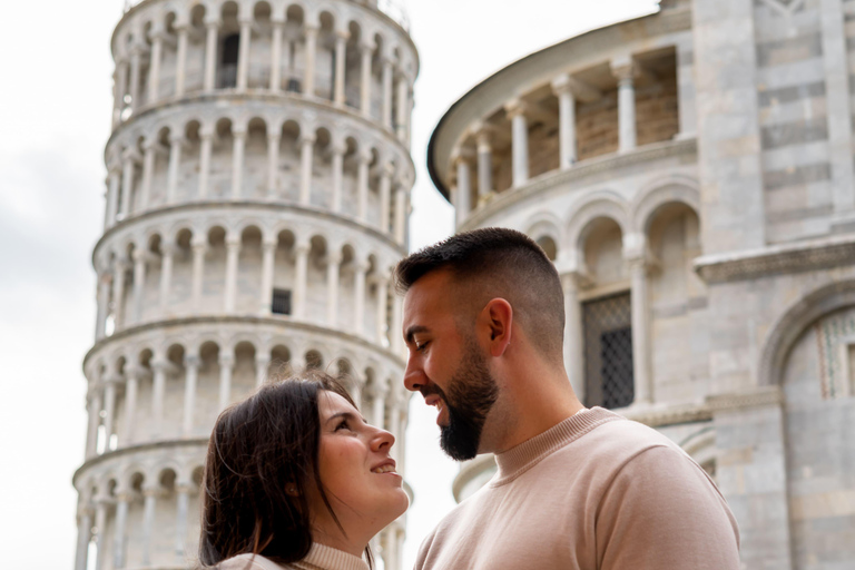 Pisa: Professional photo shoot between the Leaning Tower of Pisa and the historic city PLUS – 40 min | 30 photos