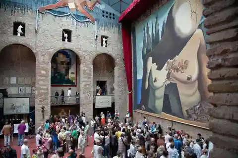 A medida desde Barcelona: Visita al museo y casa natal de Dalí