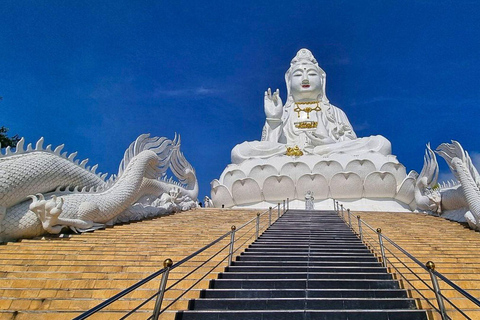 Chiang Mai: Vita, blå och stora Buddha Vita, blå och stora Buddha-tempel i Chiang RaiChiang Mai: Vita, blå och stora Buddha-tempel i Chiang Rai