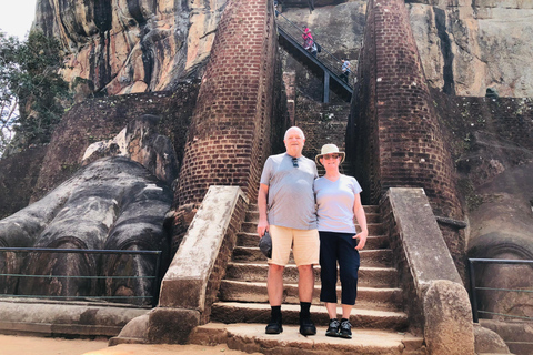 Excursão particular de 1 dia a Sigiriya e DambullaTour começando na área de Kaluthara / Wadduwa