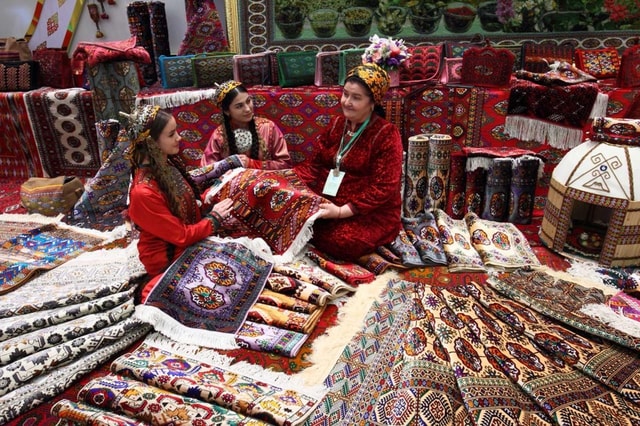 Delhi: Half day Shopping tour with guide by car.