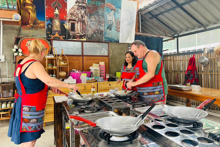 Chiang Mai : Corso di cucina tailandese per piccoli gruppi con tour del mercatoUnisciti a un piccolo gruppo in inglese