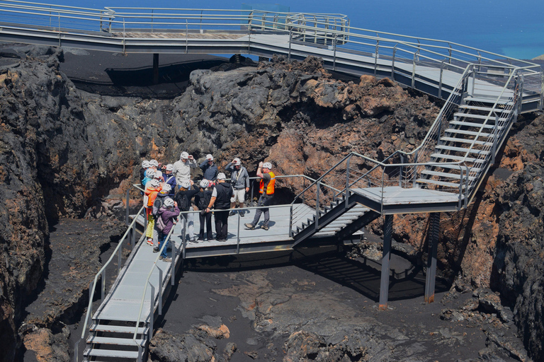 Nuevo Volcán linear route: an exterior and interior view of the volcanoes New Volcano linear route: an exterior and interior view of the volcanoes