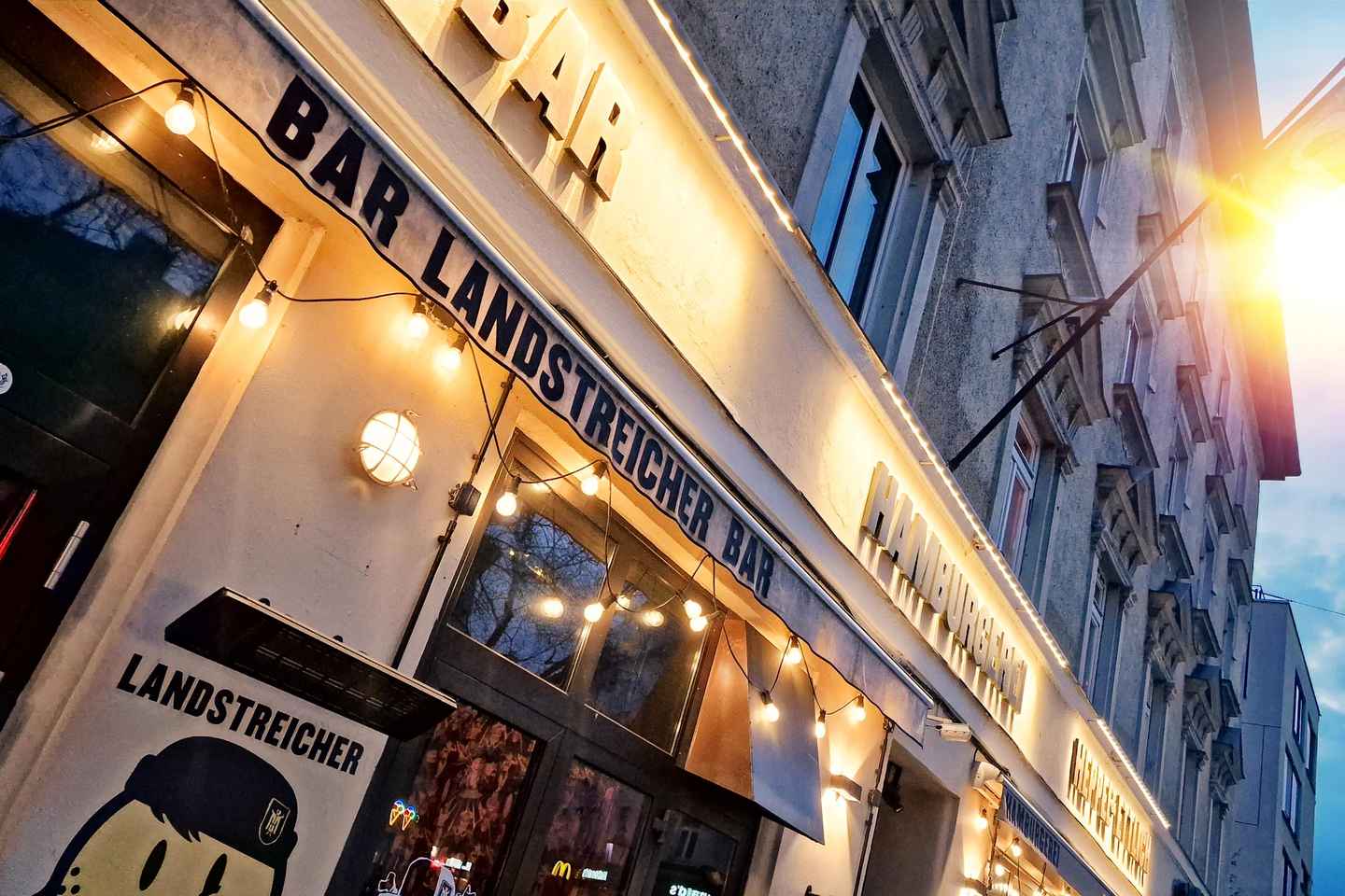 Schwabing: Insider Tour! Neighborhood, Revolt, Secrets in Munich's Iconic District