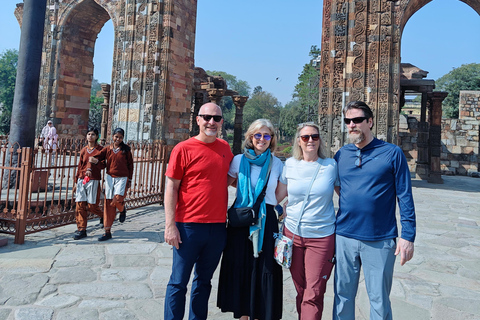 Desde Delhi: tour de día completo por la ciudad antigua y la nueva Delhi.Tour de un día: Old Delhi y New Delhi: coche, guía y tickets de acceso incluidos.