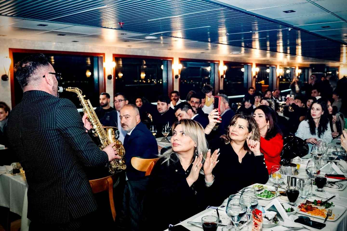 Istanbul: Abendliche Bosporus-Dinner-Cruise mit Tanzshows und Privattisch