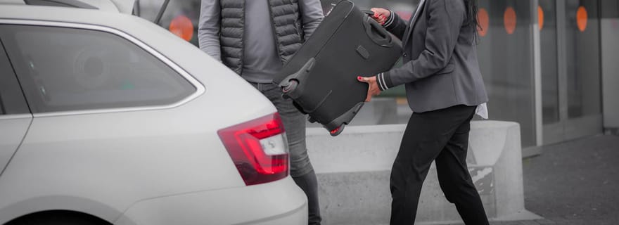 Transfert aéroport privé avec un guide de la région.