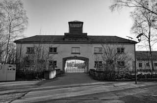 Früher Start: Gedenkstätte Dachau & Stadt: Geführte Halbtagestour