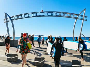 Surfers Paradise: Surflektion på Gold Coast