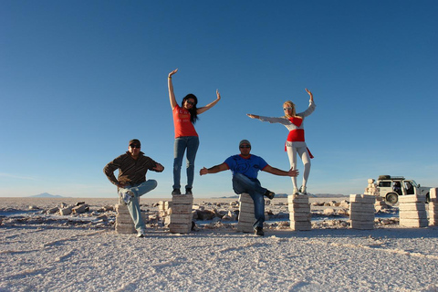 Uyuni: Excursão de 2 dias com o cemitério de trens e o monumento ao Dakar