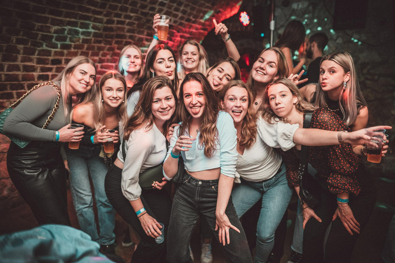 Cracovia: Pub Crawl di Capodanno con 2 ore di bevande illimitateCracovia: Capodanno 2H Bevande illimitate&amp;Club Ingresso VIP