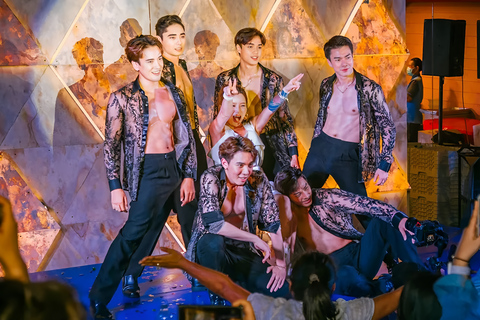 Pattaya: Oosterse Carnaval Dinner Cruise Cabaret Show BuffetOriental Princess Haïtiaanse Rendez-Vous VIP zitplaatsen