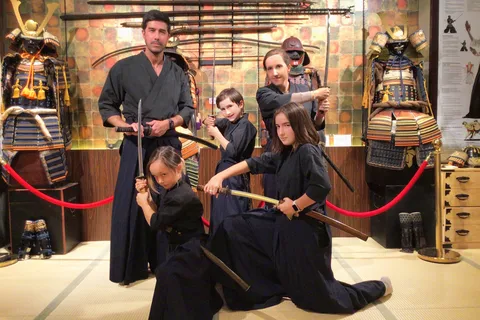 Tokyo: Lezione di spada per famiglie al Museo dei Samurai