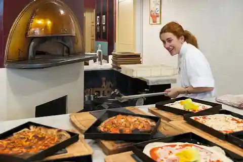 Auténtica Clase de Pizza y Tiramisú con Vino y Limoncello