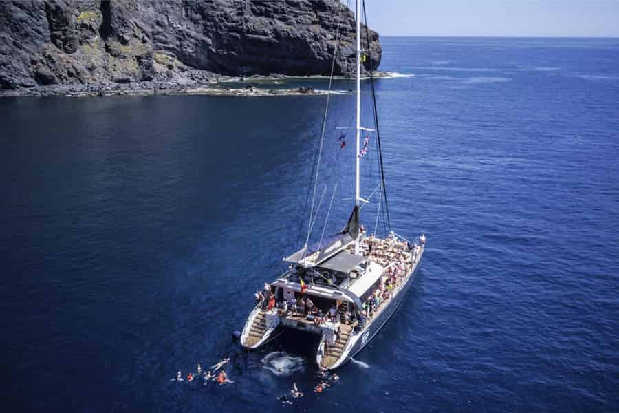 Teneriffa: Katamaran-Kreuzfahrt mit einer offenen Bar. Foto: GetYourGuide