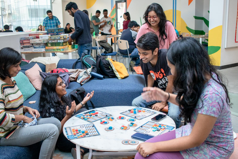 The Boardgame Den - Socializa con los lugareños con juegos de mesa