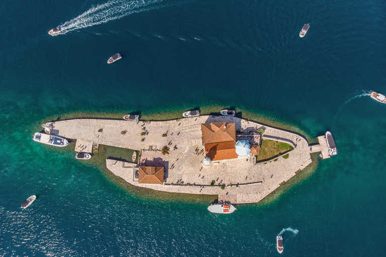 Tour in motoscafo della baia di Boka e della grotta azzurra per un ricordo che durerà tutta la vita