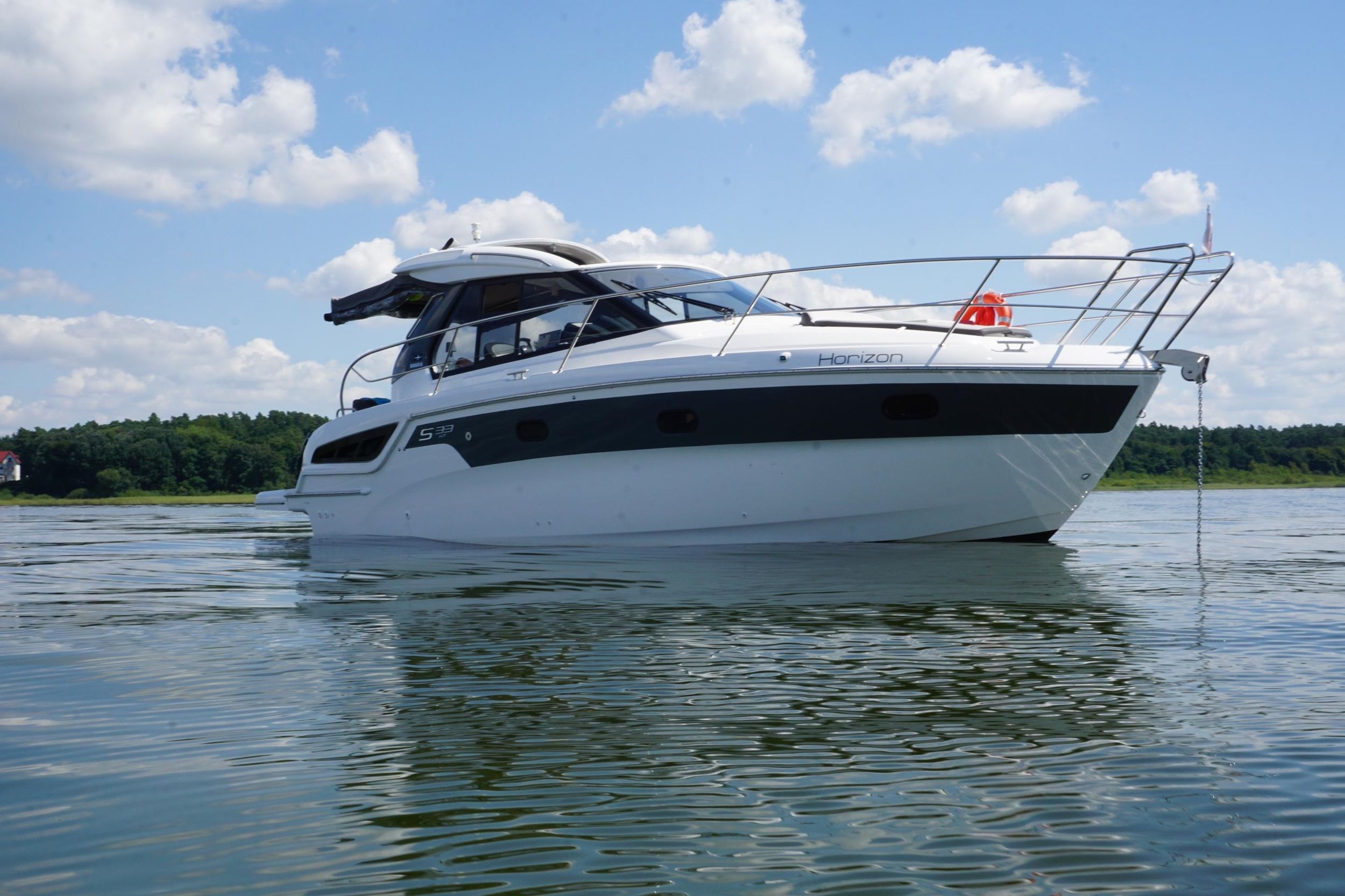 Waren (Müritz): Day Cruise Motoryacht mit Skipper - 8 Stunden