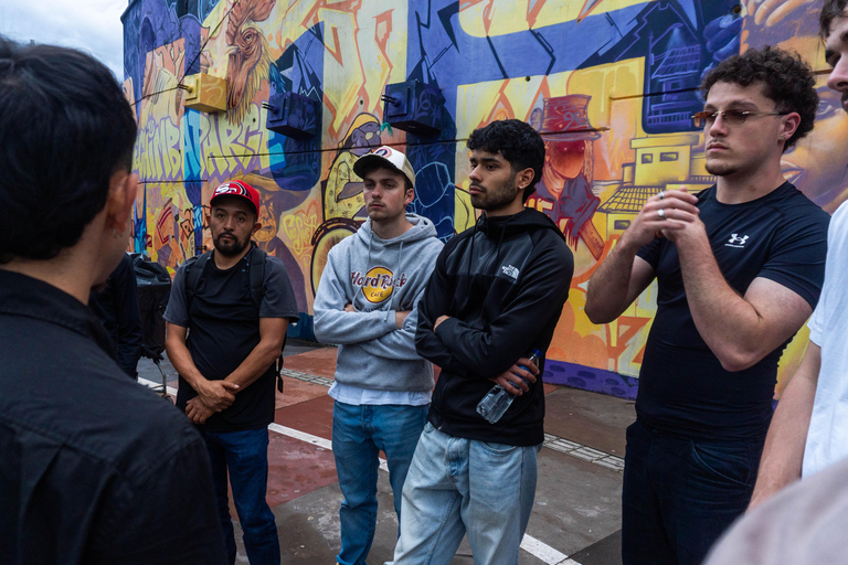 Medellín: Experience Comuna 13 with a local guide and weave your own souvenir [Max. 8]