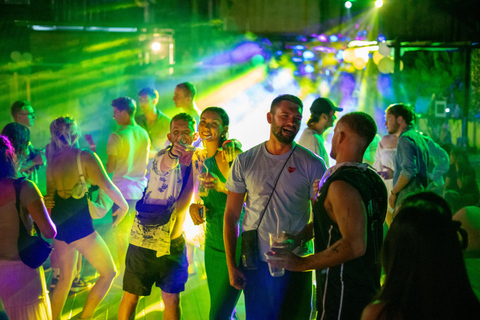 Ao Nang: Geführter Bar Crawl mit Shots und einem T-Shirt