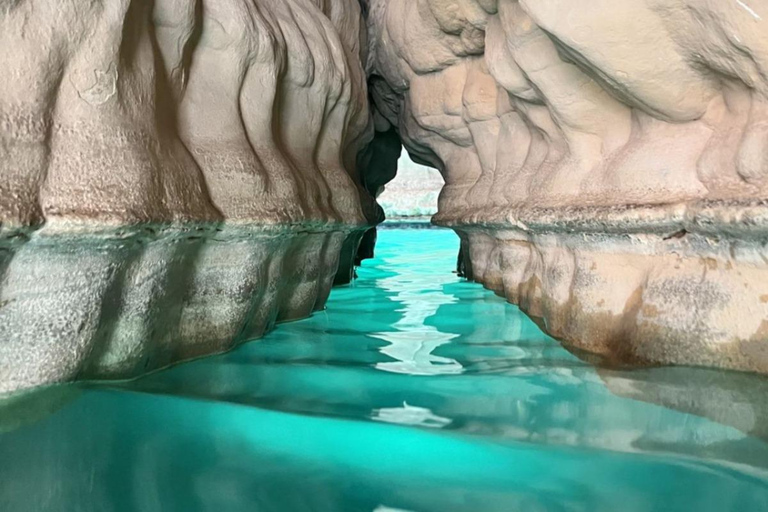 Muscat: Wadi Shab Shared Tour with Lunch