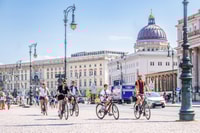Berlín, vistas y destacados Tour en bicicleta con un guía local - Housity