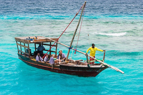 Crucero en dhow al atardecer por la costa de Stone Town