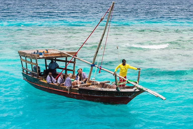 Crucero en dhow al atardecer por la costa de Stone Town