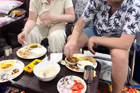 Dîner avec une famille indienne locale dans une maison indienneDîner végétarien