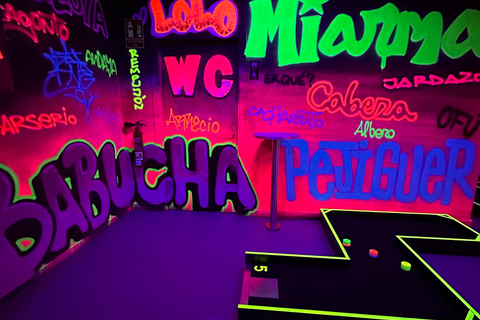 Sewilla: Kryty 18-dołkowy minigolf z efektami UVSewilla: Kryty minigolf UV