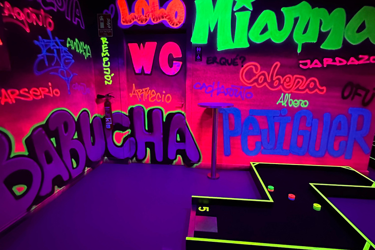 Sewilla: Kryty 18-dołkowy minigolf z efektami UVSewilla: Kryty minigolf UV