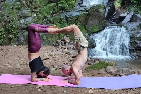 La Fortuna : 1 heure de yoga dans la jungle avec sentier des cascades et déjeuner