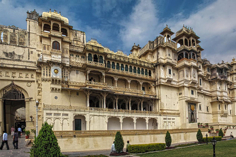 Udaipur: Tour guidato della città dei laghi di una giornata intera