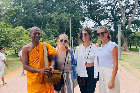 Anuradhapura: Guided Pvt Bike Tour with Lunch & Entry Ticket