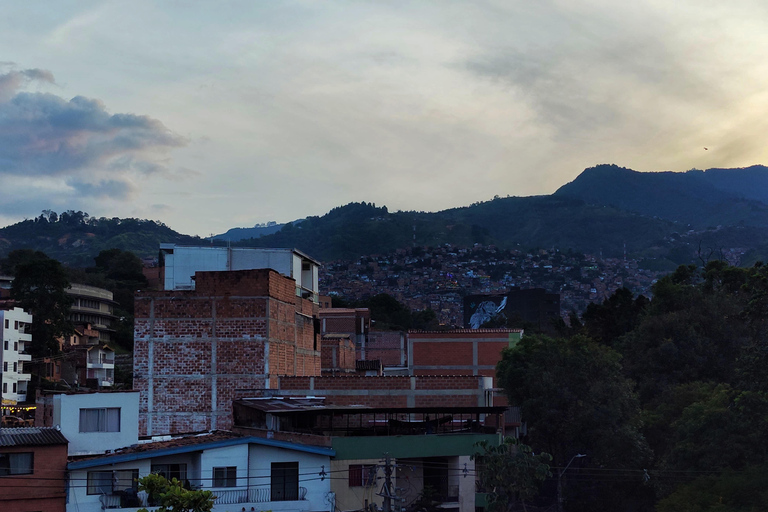 Medellín: Tour durch die Comuna 13, den Botero Park und den Metrocable mit einem lokalen Guide