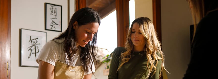 Pâtes maison dans un paisible village médiéval