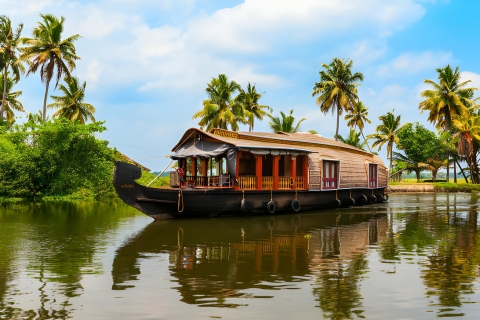 From Cochin: Munnar, Thekkady, Alleppey, and Kovalam Tour