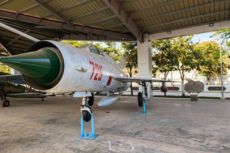 Vientiane: Guided City Tour with Public Transit