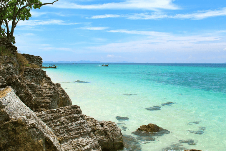 Phuket; Phi Phi, zatoka Maya, wyspa Bamboo i Rang łodzią motorową